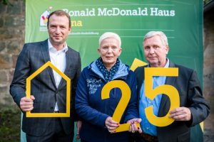Bert Rosenbusch und Dieter Grohmann von der Deutschen Bank mit Leiterin Steffi Uecker