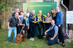 Künstler & Mitarbeiter der deutschen Bank Rudolstadt zum Benefizkonzert "Wir für euch" in Schaala